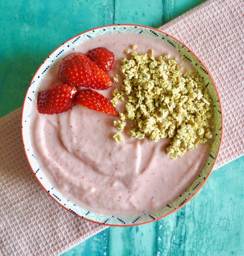 tropical strawberry smoothie bowl
